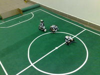 Роботы играют в футбол